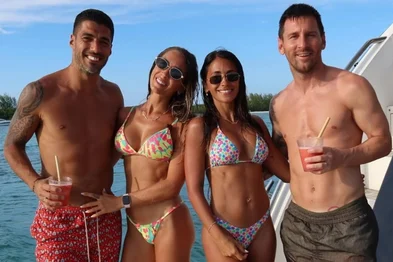 Suárez e Messi durante passeio de barco<!-- NICAID(16068589) -->