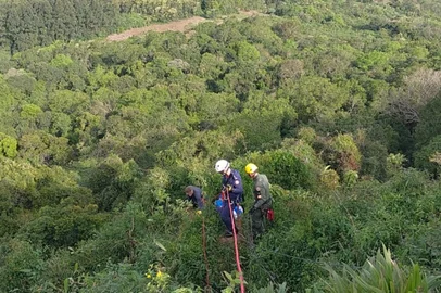 Turista cai durante salto de paraglider, fica presa em vegetação e é resgatada de helicóptero no RS<!-- NICAID(16128065) -->