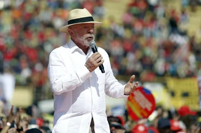 NELSON ALMEIDA / AFP Brazil's President and presidential candidate Luiz Inacio Lula da Silva addresses supporters during a campaign rally at 1º de Mayo municipal stadium in Sao Bernardo do Campo, state of Sao Paulo, Brazil, on August 16, 2026. Brazilians will go to the polls next October 4 once again deeply polarized and under the shadow of US President Donald Trump, who has backed conservative candidates in recent elections in Latin America. (Photo by Miguel SCHINCARIOL / AFP)Editoria: POLLocal: São Bernando do CampoIndexador: MIGUEL SCHINCARIOLSecao: electionFonte: AFPFotógrafo: STR<!-- NICAID(16346719) -->