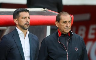 Emiliano (E) e Ramón Diáz (D), auxiliar e técnico do Inter, respectivamente, no jogo contra o Bahia no Beira-Rio.<!-- NICAID(16163789) -->