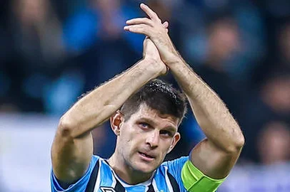 RS - FUTEBOL/CAMPEONATO BRASILEIRO 2025/GREMIO x CORINTHIANS - ESPORTES - Lance da partida entre Gremio e Corinthians isputada na noite desta quinta-feira, na Arena do Gremio, em partida valida pela Campeonato Brasileiro 2025. Na foto, Kannemann. FOTO: LUCAS UEBEL/GREMIO FBPA<!-- NICAID(16059673) -->