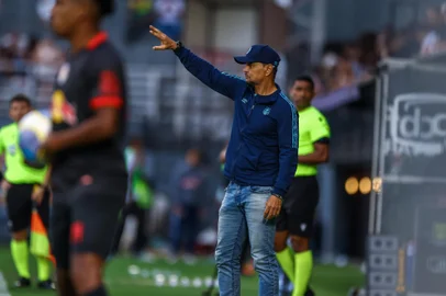 RS - FUTEBOL/CAMPEONATO BRASILEIRO 2024/GREMIO X RB BRAGANTINO  - ESPORTES - Lance da partida entre Gremio e RB Bragantino disputada na tarde deste domingo, na Estadio Nabi Abi Chedid, em BraganÃ§a Paulista, em partida valida pela Campeonato Brasileiro 2024. FOTO: LUCAS UEBEL/GREMIO FBPANa foto: auxiliar Alexandre Mendes<!-- NICAID(15870245) -->