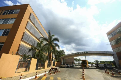 Fachada do edifÃ­cio sede da AgÃªncia Nacional de VigilÃ¢ncia SanitÃ¡ria (Anvisa).Sede da ANVISA - Foto: Marcelo Camargo/Agência Brasil/DivulgaçãoLocal: BrasiliaIndexador: Marcelo Camargo/AgÃªncia BrasilFotógrafo: Reporter Fotografico<!-- NICAID(15348864) -->