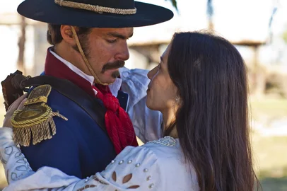 Thiago Lacerda e Marjorie Estiano em O Tempo e o Vento, de Jayme Monjardim<!-- NICAID(9758541) -->