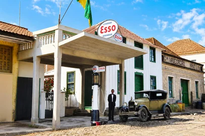Memórias Restauradas - Muçum / Museu Municipal de Guaporé Na década de 1960, a chegada da primeira bomba de gasolina de Muçum.Versão restaurada projeto Memórias Restauradas - Muçum.<!-- NICAID(16330175) -->