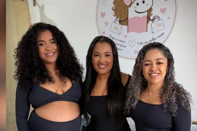 Thamires de Araújo Rodrigues (à esquerda, ainda grávida do filho que está com três meses), 24 anos, vítima de feminicídio no bairro Restinga, em Porto Alegre. Com ela na foto, a tia Evelin Felix e a prima Luara Oliveira<!-- NICAID(16380992) -->