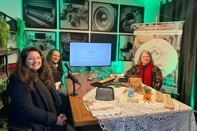 Exposição “Mestres dos Tesouros Vivos”, que celebra o artesanato e a cultura de Caxias do Sul. A mostra será realizada no Monumento Nacional ao Imigrante - Espaço Cultural Antônio Caringi, de 13 de setembro a 22 de setembro de 2024, e contará com a participação de oito mestres artesãos locais, cujas histórias e técnicas serão apresentadas ao público. Além da exposição, o evento de abertura marcará o lançamento do site do projeto, contendo registros e vídeos sobre os mestres, bem como a "Semana do Crochê", com oficinas gratuitas para a comunidade.<!-- NICAID(15862226) -->