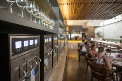 Porto Alegre, RS, Brasil - Preparativos de Restaurantes e Bares de Porto Alegre para receber o Evento South Summit. Na imagem o Dionísia Bar, na Padre Chagas, na Capital.Indexador: Jeff Botega<!-- NICAID(15386629) -->