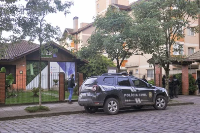 25 viaturas da Polícia Civil deixaram o estacionamento do Serra Park em Gramado em direção a Canela<!-- NICAID(15294827) -->