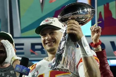 Kansas City Chiefs' quarterback Patrick Mahomes holds the trophy as he celebrates his team's winning Super Bowl LVII against the Philadelphia Eagles at State Farm Stadium in Glendale, Arizona, on February 12, 2023. (Photo by TIMOTHY A. CLARY / AFP)<!-- NICAID(15347859) -->