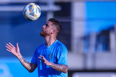 O volante Cuéllar participa de treino do Grêmio no CT Luiz Carvalho.<!-- NICAID(15968420) -->
