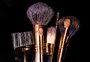 Fungos, bactérias, dermatites: os riscos ocultos em pincéis e esponjas de maquiagem