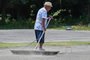 This photo taken on July 27, 2023 shows a senior citizen raking the pitch after playing the croquet-inspired game of "gateball" at a park in suburban Tokyo, as temperatures of 36C-plus (97F) scorched the Japanese capital. Japan is home to a legion of elderly devotees of the croquet-inspired game, and near-record heatwaves that have gripped the nation in recent weeks are nowhere near enough to convince them to stay cool at home. (Photo by Richard A. Brooks / AFP) / To go with 'JAPAN-WEATHER-SENIOR CITIZENS-GATEBALL,FOCUS' by Tomohiro OSAKIEditoria: SOILocal: TokyoIndexador: RICHARD A. BROOKSSecao: senior citizensFonte: AFPFotógrafo: STF<!-- NICAID(15543531) -->