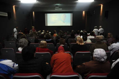 CAXIAS DO SUL, RS, BRASIL (27/08/2019)Sessão de cinema com exibição do filme "Up - Altas aventuras!", na Sala de Cinema Ulysses Geremia, do Centro de Cultura Ordovás. Na plateia, 80 senhores e senhoras da SCAN, Associação Jesus Senhor e Lar da Velhice São Francisco de Assis. A promoção é do Instituto Sérgio Lovato. Ao final da sessão os idosos ganharam pipoca. (Antonio Valiente/Agência RBS)<!-- NICAID(14223895) -->