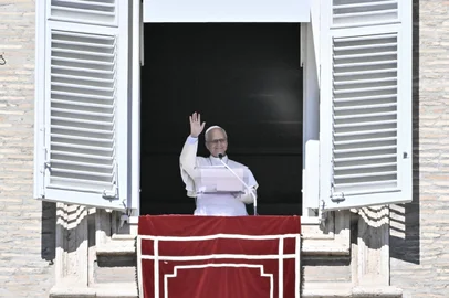 Pope Leo XIV waves to faithful during the Angelus prayer from the window of the Apostolic Palace overlooking St. Peter's Square, in the Vatican, on October 11, 2026. Pope Leo XIV on October 11, 2026 announced he would be operated "in the coming days" for a lump on his lung, saying it had been located "at a very early stage". "During recent medical checks, a nodule on my lung was found. It has been detected at a very early stage and is very localised," the 71-year-old said in a weekly address in St Peter's Square. (Photo by Filippo MONTEFORTE / AFP)<!-- NICAID(16384993) -->