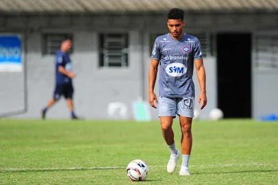 CAXIAS DO SUL, RS, BRASIL, 05/04/2023. Treino do Caxias no estádio Francisco Stédile (estádio Centenário). O grená se prepara para a final do Campeonato Gaúcho (Gauchão 2023) no próximo dia 08/04. Na foto, Vinicius Guedes (Vini Guedes). (Porthus Junior/Agência RBS)Indexador:                                 <!-- NICAID(15395415) -->