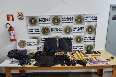 Neste sábado 04/11, por volta das 23h45, uma guarnição da Brigada Militar de Muitos Capões, na BR 285 tentou realizar a abordagem de um veículo Renault/Logan, branco, veículo seria suspeito de ter sido utilizado em roubos e furtos na região principalmente em estabelecimentos rurais. <!-- NICAID(15588602) -->