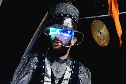 Cia. Garagem de Teatro irá estrear neste domingo o espetáculo Maquinaria Sonora, inspirado na série Mad Max. A peça foi contemplada com o Prêmio Anual de Montagem Teatral 2024, da Secretaria Municipal de Cultura. A apresentação gratuita será na Praça Dante Alighieri.Na foto, o ator Janio Nunes.<!-- NICAID(16111986) -->