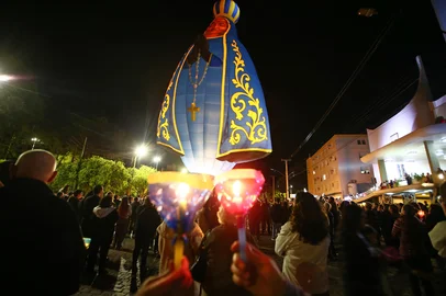 SÃO MARCOS, RS, BRASIL, 14/10/2026. 6ª Noite da Novena na Igreja Matriz de São Marcos. Após, teve procissão luminosa e espetáculo do Balão de  Nossa Senhora Aparecida. (Porthus Junior/Grupo RBS)Indexador: Porthus Junior<!-- NICAID(16387783) -->