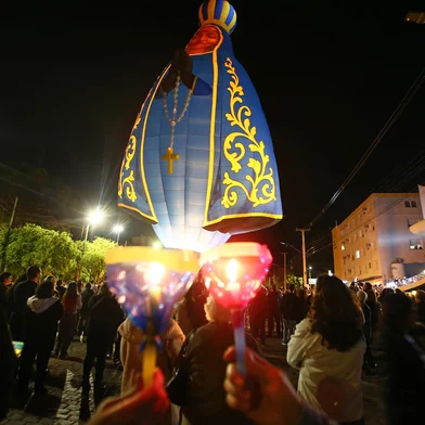 SÃO MARCOS, RS, BRASIL, 14/10/2026. 6ª Noite da Novena na Igreja Matriz de São Marcos. Após, teve procissão luminosa e espetáculo do Balão de  Nossa Senhora Aparecida. (Porthus Junior/Grupo RBS)Indexador: Porthus Junior<!-- NICAID(16387783) -->