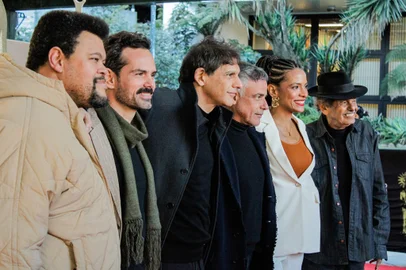 12/08/2024 - 52Âº Festival de Cinema de Gramado - Elenco do longa-metragem brasileiro "Oeste Outra Vez" / Foto: Ticiane da Silva/AgÃªncia Pressphoto<!-- NICAID(15839346) -->