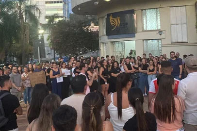 Protesto em frente à faculdade Dom Alberto<!-- NICAID(15981760) -->