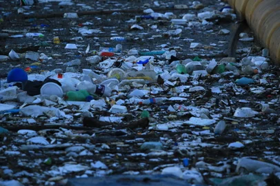 PORTO ALEGRE, RS, BRASIL, 04/06/2024- Lixo retido na eco barreira do Arroio Diluvio. Foto: Ronaldo Bernardi / Agencia RBS<!-- NICAID(15779865) -->