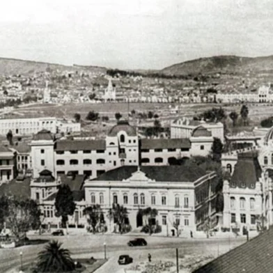 Vista panorâmica do Quarteirão Universitário, a partir da Praça Argentina, de 1935. Na imagem, podem ser vistos a Escola de Engenharia, o Instituto Astronômico e Metereológico e o Observatório Astronômico <!-- NICAID(15917327) -->