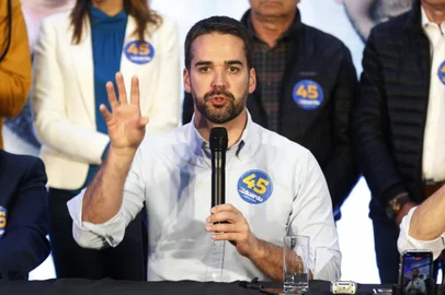 PORTO ALEGRE, RS, BRASIL, 03/10/2022- Coletiva de Eduardo Leite na sede do comitê de campanha, na Avenida Brasil, 922. Foto: Lauro Alves  / Agencia RBS<!-- NICAID(15224849) -->