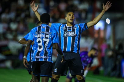 RS - FUTEBOL/CAMPEONATO GAUCHO 2026 /GREMIO X GUARANY  - ESPORTES - Lance da partida entre Gremio e Guarany disputada na noite desta quarta-feira no EstÃ¡dio Estrela DÃlva, em Bage, valida pelo Campeonato Gaucho 2026. FOTO: LUCAS UEBEL/GREMIO FBPA<!-- NICAID(16209019) -->