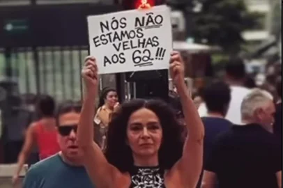 A atriz Claudia Ohana, 62 anos, fez um protesto contra o etarismo em uma das principais avenidas de São Paulo. Em um vídeo publicado no Instagram nesta terça-feira (11), ela aparece caminhando pela Avenida Paulista segurando um cartaz com a mensagem: "Nós não estamos velhas aos 62!!!".<!-- NICAID(15994177) -->