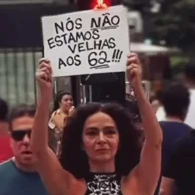 A atriz Claudia Ohana, 62 anos, fez um protesto contra o etarismo em uma das principais avenidas de São Paulo. Em um vídeo publicado no Instagram nesta terça-feira (11), ela aparece caminhando pela Avenida Paulista segurando um cartaz com a mensagem: "Nós não estamos velhas aos 62!!!".<!-- NICAID(15994177) -->