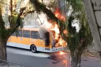 Um ônibus da linha T3, da Carris, pegou fogo na manhã desta quinta-feira (4) na Rua Félix da Cunha, na zona norte de Porto Alegre, próximo à Avenida Cristóvão Colombo.<!-- NICAID(16179974) -->