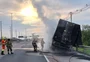 Caminhão com 3 toneladas de carne pega fogo e bloqueia faixas da freeway, perto da Arena