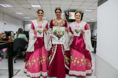 CAXIAS DO SUL, RS, BRASIL, 13/01/2026. Rainha e princesas da La Prima Vendemmia de Nova Roma do Sul: Juliana Magnaguagno, Luana Pasuch e Letícia Turchetto Zatti. (Neimar De Cesero/Agência RBS)Indexador: Neimar De Cesero<!-- NICAID(16203268) -->
