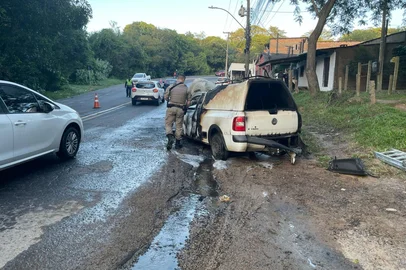 Uma saveiro pegou fogo após bater em uma árvore na Avenida Oscar Pereira na manhã desta quinta-feira. Motorista foi preso com sinais de embriaguez.<!-- NICAID(16018841) -->