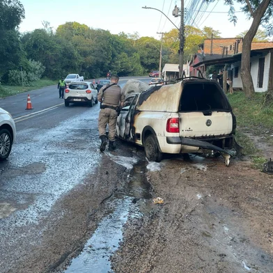 Uma saveiro pegou fogo após bater em uma árvore na Avenida Oscar Pereira na manhã desta quinta-feira. Motorista foi preso com sinais de embriaguez.<!-- NICAID(16018841) -->