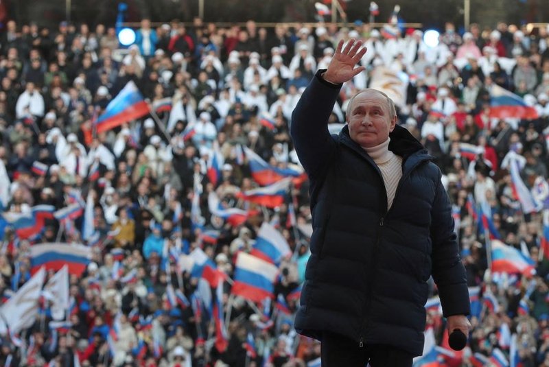 O presidente russo, Vladimir Putin, participa de um concerto que marca o oitavo aniversário da anexação da Crimeia pela Rússia no estádio Luzhniki, em Moscou, em 18 de março de 2022. (Foto de Mikhail KLIMENTYEV / SPUTNIK / AFP)<!-- NICAID(15045583) -->