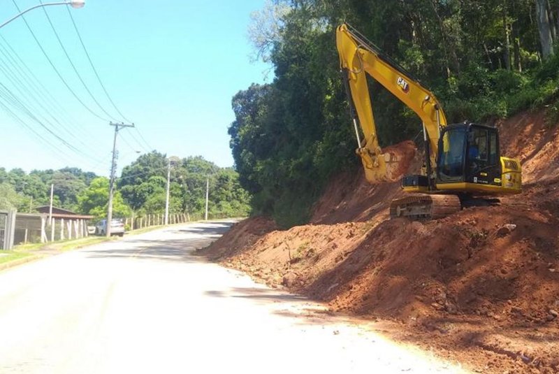Secretaria inicia limpeza em estradas do interior de Caxias do Sul<!-- NICAID(15667491) -->