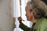 CAXIAS DO SUL, RS, BRASIL, 01/10/2026. Pauta dia do professor - Iolanda da Fonseca Branco, de 81 anos, após mais de duas décadas aposentada, voltou a dar aula na casa de longa permanência onde mora. (Foto: Bettina Gehm)Indexador: BETTINA GEHM<!-- NICAID(16379003) -->