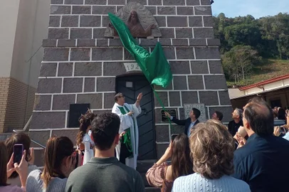 Festa da Colônia de Otávio Rocha, com bênção dos tratores e inauguração da escultura de Michelangelo Zambelli junto ao campanário de Otávio Rocha. Peça foi colocada junto à torre depois de 34 anos guardada no Museu Padre Alberto Lamonato. Escultura de Deus Pai foi confeccionada no extinto Atelier Zambelli por volta de 1945 e decorou a fachada da antiga ingreja demolida desde 1945 até 1964.<!-- NICAID(15156907) -->