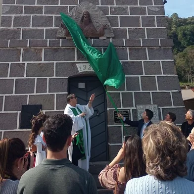 Festa da Colônia de Otávio Rocha, com bênção dos tratores e inauguração da escultura de Michelangelo Zambelli junto ao campanário de Otávio Rocha. Peça foi colocada junto à torre depois de 34 anos guardada no Museu Padre Alberto Lamonato. Escultura de Deus Pai foi confeccionada no extinto Atelier Zambelli por volta de 1945 e decorou a fachada da antiga ingreja demolida desde 1945 até 1964.<!-- NICAID(15156907) -->