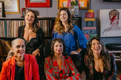 Chega ao mercado a Corimbo, uma plataforma que reúne artistas, criadoras e comunicadoras de Porto Alegre, apresentando o primeiro projeto desenvolvido pelo coletivo, a Banda das Ovelhas Desgarradas. Idealizado pela artista e comunicadora Bruna Paulin e pela cantora e compositora Adriana Deffenti, o coletivo surge de uma necessidade prática: ao buscarem formas de se apoiar mutuamente e desenvolver novos projetos, perceberam o potencial de ampliar essa lógica para outras mulheres do setor. A elas somaram-se a produtora Daniela Lemes, a jornalista e produtora Julia Assef e a estrategista de marca Laís Ribeiro, que colaboraram na concepção e lançamento da iniciativa. <!-- NICAID(16297014) -->