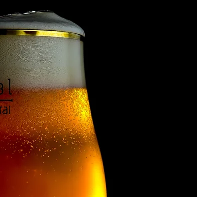 PORTO ALEGRE, RS, BRASIL, 28-10-2014: Fotos de copo de cerveja artesanal sendo servido. Fotos para capa do caderno Gastrô por Destemperados, matéria sobre o Vale da Cerveja (FOTO FÉLIX ZUCCO/AGÊNCIA RBS, Editoria Destemperados).Indexador: FGOMES                          <!-- NICAID(10941889) -->