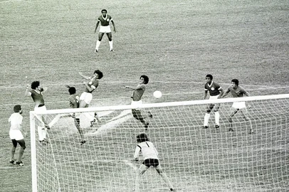 Juan Carlos Gomes / Agencia RBS Inter 1x0 Cruzeiro - Campeonato Brasileiro de 1975 (Decisão), em destaque o famoso gol iluminado de Figueroa#ENVELOPE: 111687<!-- NICAID(563631) -->