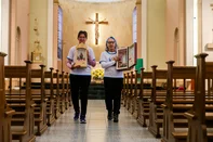 CARLOS BARBOSA, RS, BRASIL, 07/10/2026. Carlos Barbosa mantém viva tradição das capelinhas. A igreja matriz Nossa Senhora Mãe de Deus, coordenada pelo pároco Anesio Ferla, é responsável por mais de 300 capelinhas, sendo referência nessa prática na Serra. Na foto, Ivone Canal (Cabelo longo), 72 anos, é coordenadora das zeladora da paróquia Nossa Senhora Mãe de Deus. Inês Cohsul, 67 anos, é zeladora de capelinha há 34 anos em Carlos Barbosa. (Neimar De Cesero/Grupo RBS)Indexador: Neimar De Cesero<!-- NICAID(16382144) -->