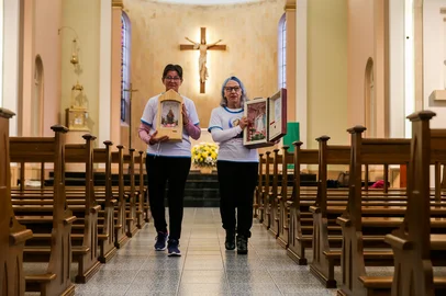 Neimar De Cesero / Grupo RBS CARLOS BARBOSA, RS, BRASIL, 07/10/2026. Carlos Barbosa mantém viva tradição das capelinhas. A igreja matriz Nossa Senhora Mãe de Deus, coordenada pelo pároco Anesio Ferla, é responsável por mais de 300 capelinhas, sendo referência nessa prática na Serra. Na foto, Ivone Canal (Cabelo longo), 72 anos, é coordenadora das zeladora da paróquia Nossa Senhora Mãe de Deus. Inês Cohsul, 67 anos, é zeladora de capelinha há 34 anos em Carlos Barbosa. (Neimar De Cesero/Grupo RBS)Indexador: Neimar De Cesero<!-- NICAID(16382144) -->
