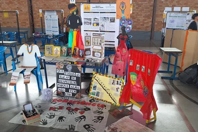 Acervo pessoal / Divulgação projeto pedagógico escolar intitulado Consciência Negra: Os desafios para vencer o racismo e preconceito por meio da Educação Antirracista. Esse projeto é executado na Escola Estadual de Ensino Fundamental Abramo Eberle e teve início em 2022. O evento deste ano ocorre sábado, dia 08 de novembro, e será aberto ao público. Em 2023, nosso projeto foi premiado na primeira edição do Prêmio Darcy Ribeiro - Caxias Educadora, instituído pela Câmara de Vereadores., coordenado pelo professor Roberto Carlos Dias, terá a 4ª edição neste sábado, a partir das 9h, com apresentações de trabalhos e performances artísticas na Escola Abramo Eberle. Esse projeto é executado na Escola Estadual de Ensino Fundamental Abramo Eberle e teve início em 2022. O evento deste ano ocorre sábado, dia 08 de novembro, e será aberto ao público. Em 2023, nosso projeto foi premiado na primeira edição do Prêmio Darcy Ribeiro - Caxias Educadora, instituído pela Câmara de Vereadores.<!-- NICAID(16160302) -->