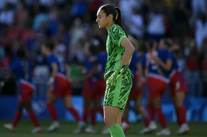 Brazil's goalkeeper #01 Lorena reacts to conceding the opening goal in the women's gold medal final football match between Brazil and US during the Paris 2024 Olympic Games at the Parc des Princes in Paris on August 10, 2024. (Photo by Jonathan NACKSTRAND / AFP)<!-- NICAID(15837596) -->