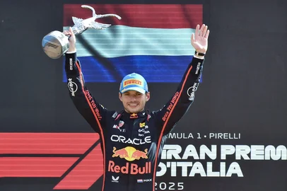 Red Bull Racing's Dutch driver Max Verstappen celebrates his victory on the podium after winning the Italian Formula One Grand Prix at the Autodromo Nazionale Monza circuit, in Monza, northern Italy, on September 7, 2025. (Photo by Marco BERTORELLO / AFP)<!-- NICAID(16121813) -->